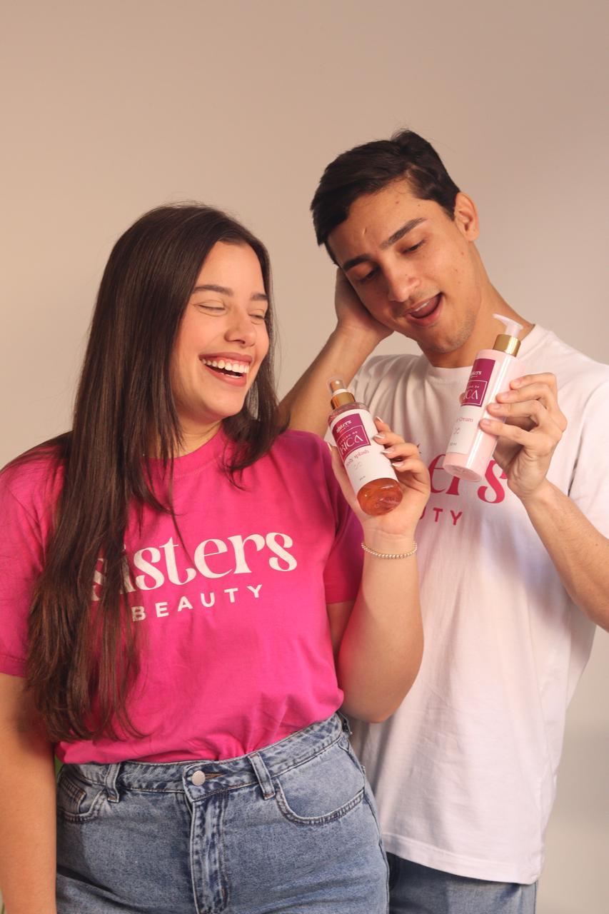 Casal sorrindo, segurando Body Splash e Body Cream Cheiro de Rica