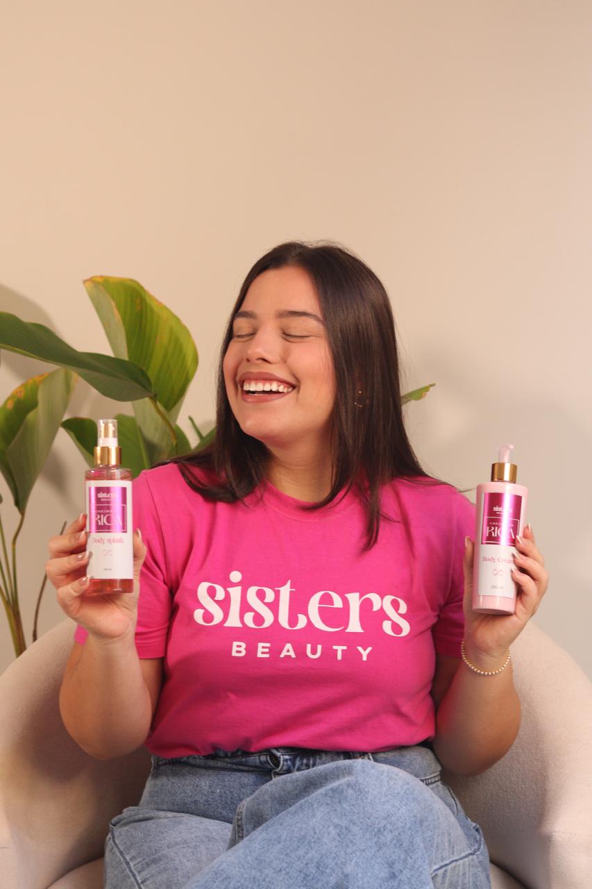 Mulher rindo, segurando Body Splash e Body Cream Cheiro de Rica