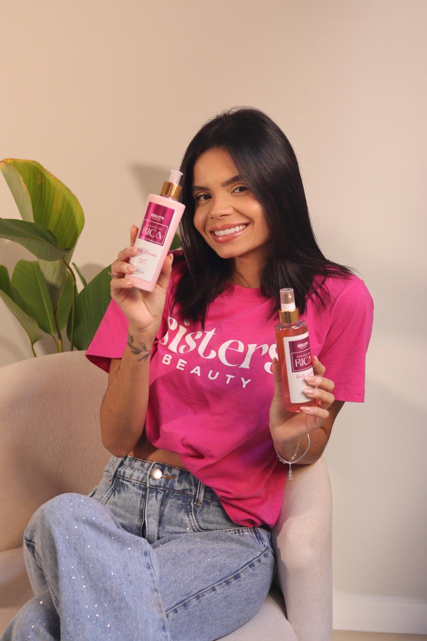 Mulher sorridente segurando Body Cream e Body Splash Cheiro de Rica