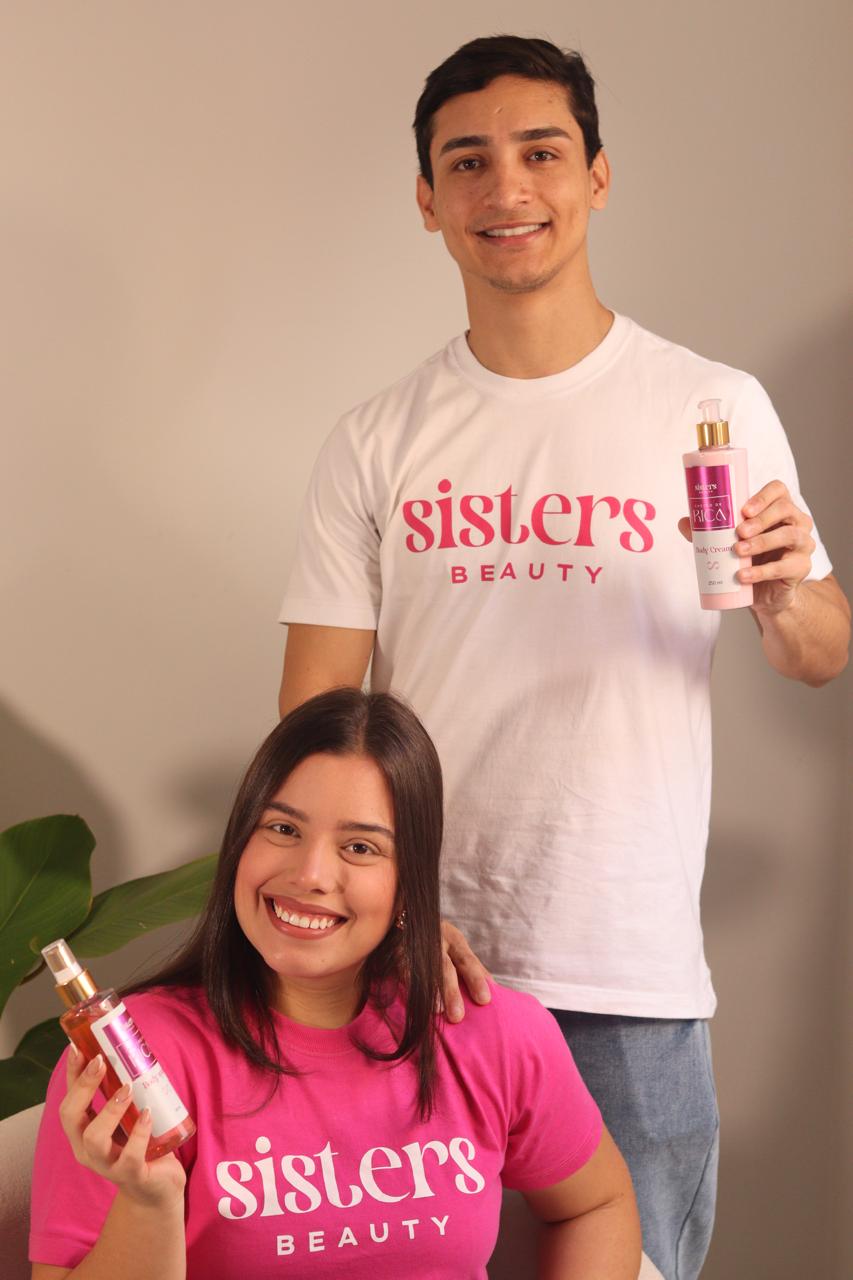 Casal posando com os produtos Cheiro de Rica