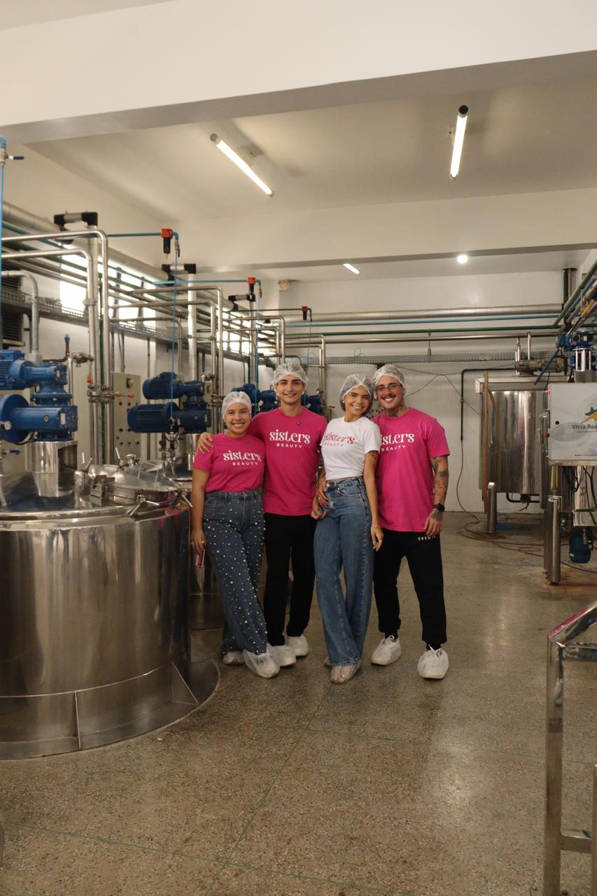Equipe Sisters Beauty na linha de produção da Cheiro de Rica